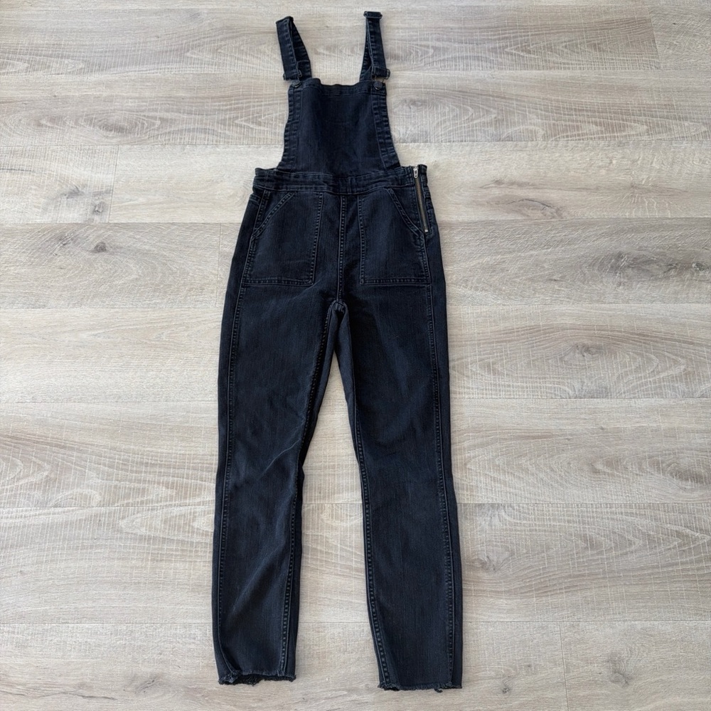 Madewell Black Denim Skinny Overalls with raw hem and pockets. Size Small